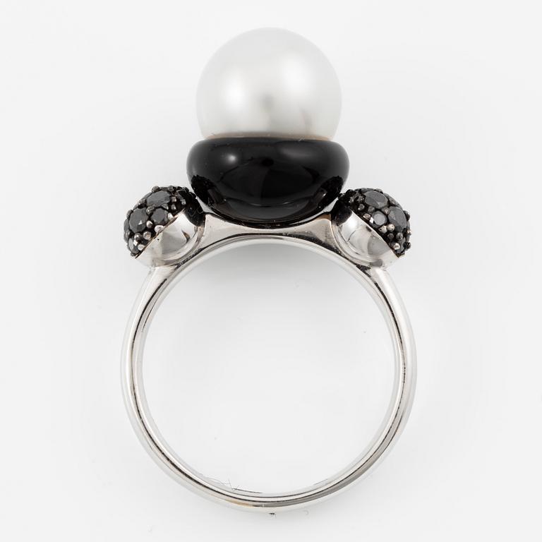 Ring 18K vitguld med en odlad Söderhavspärla och svarta diamanter och emalj, Autore.