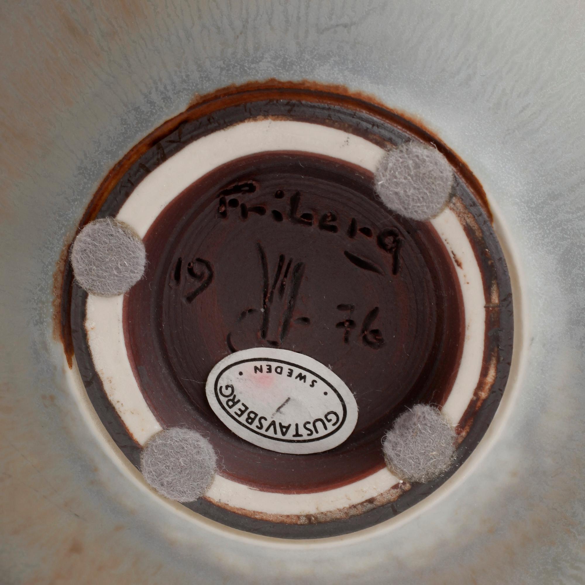 VAS, stengods, Berndt Friberg, Gustavbergs studio, signerad och daterad 1976.