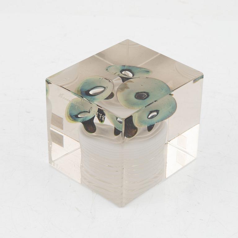 Oiva Toikka, a glass year cube 1978, Nuutajärvi, Finland, signed and numbered 387/2000.