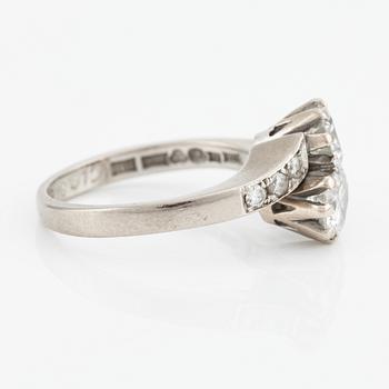 Ring, so-called cross over ring, 18K white gold with brilliant-cut diamonds.