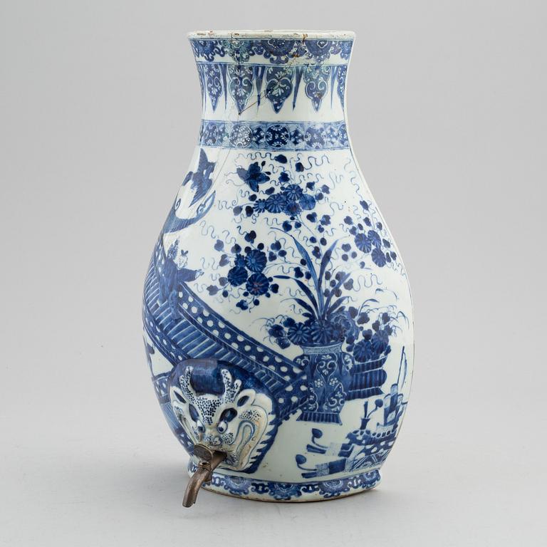 VÄGGFONTÄN, porslin. Qingdynastin, Kangxi (1662-1722).