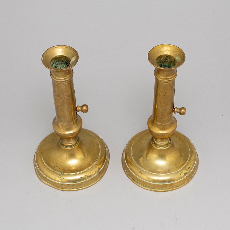 LJUSSTAKAR, ett par, mässing, 1800-tal.