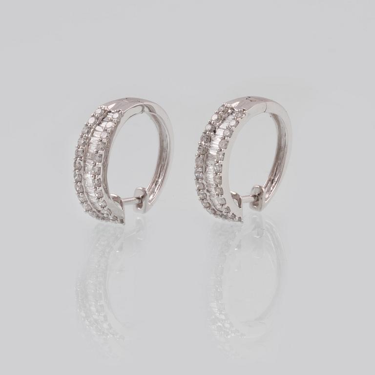 ÖRHÄNGEN, 18K vitguld med briljant och baguettslipade diamanter ca 0.67 ct. Vikt 2,9 gram.