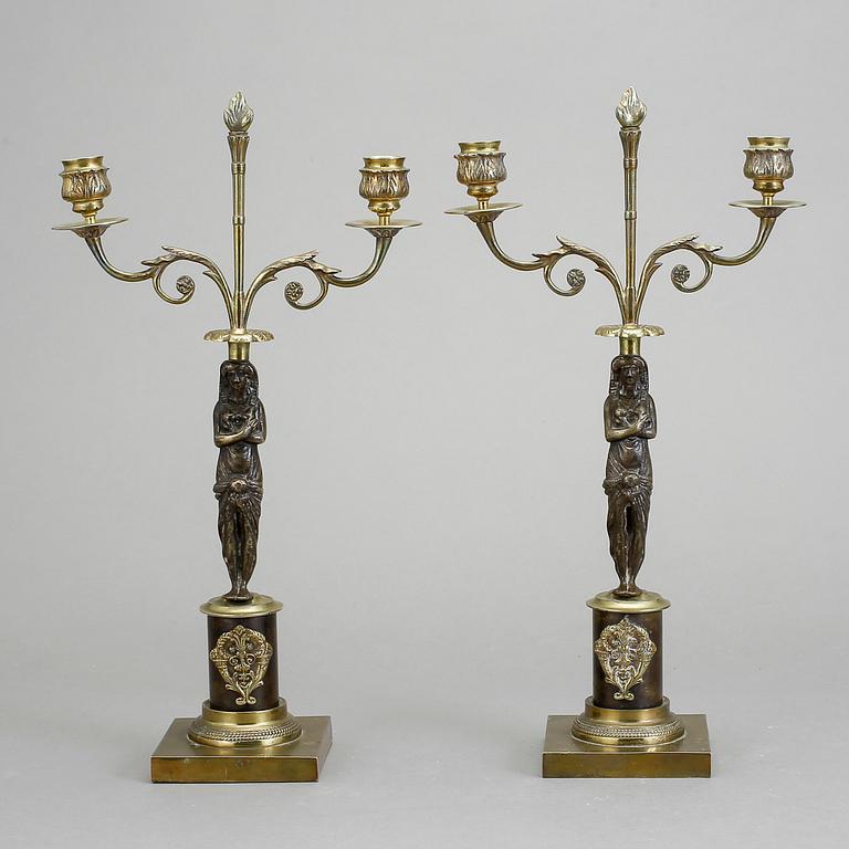 KANDELABRAR, ett par, mässing och patinerad metall, empirestil, 1800-/1900-tal.