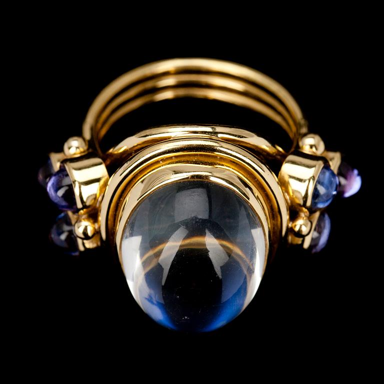 RING, guld 18K, månsten 12 ct, 6 ioliter. TEMPLE ST. CLAIR, USA. Vikt 17,1 g.