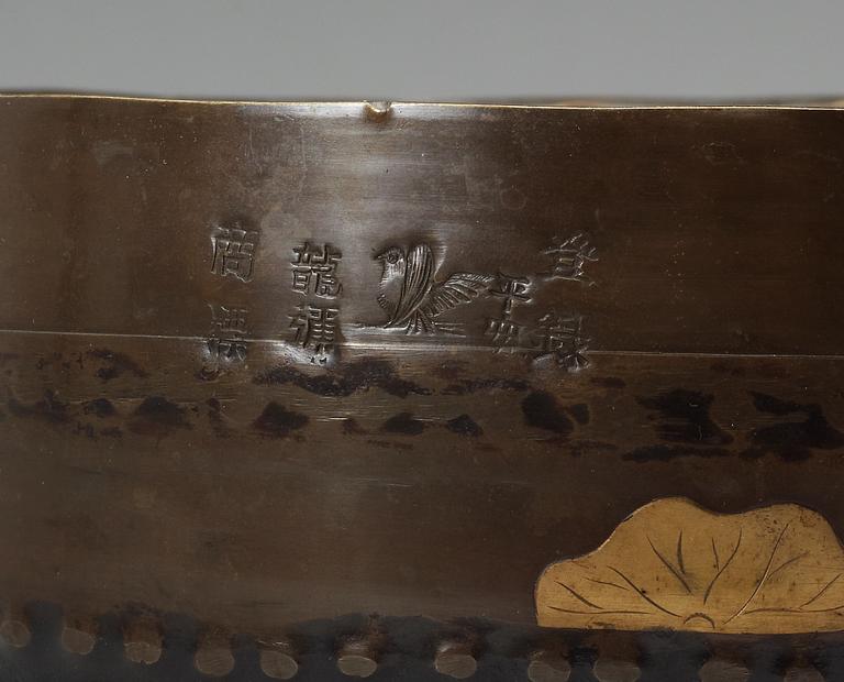 SKULPTUR med SKÅL, brons. Japan, Meiji.