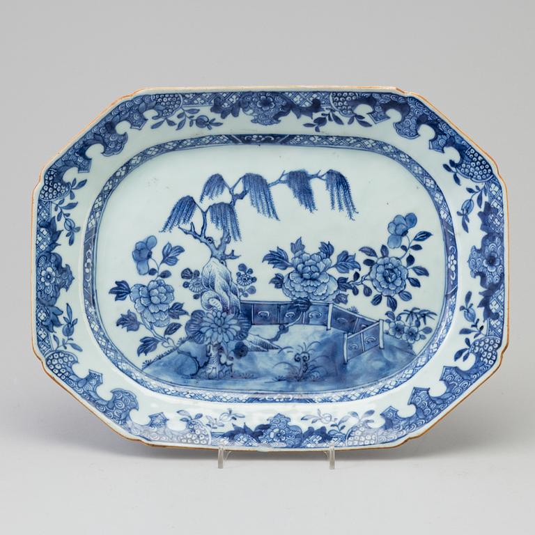 A blue and white serving dish, Qing dynasty, Qianlong (1736-95).