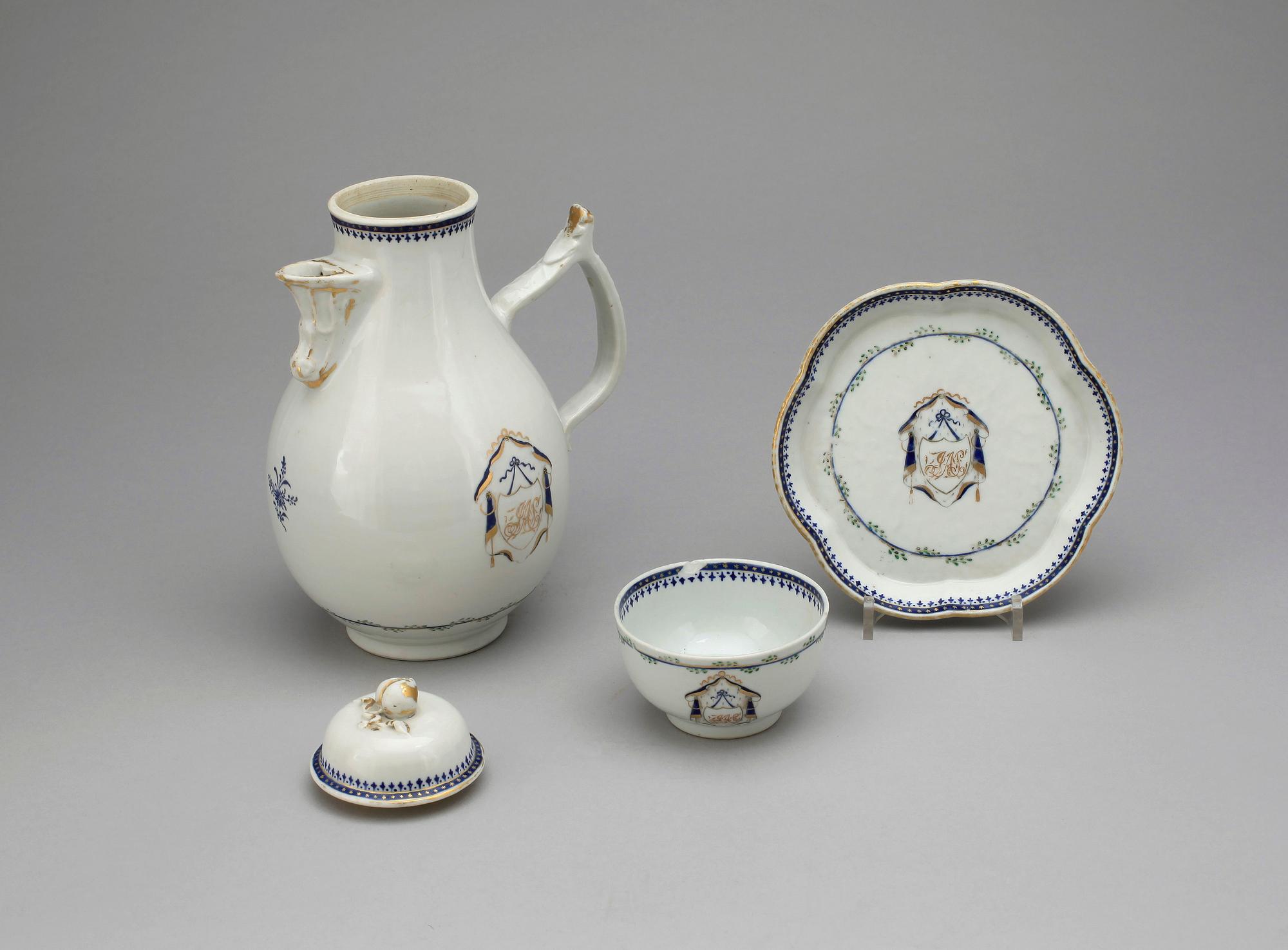 KAFFEKANNA, KOPP samt FAT, 3 delar, porslin, sen Qianlong, Kina sent 1700-tal.