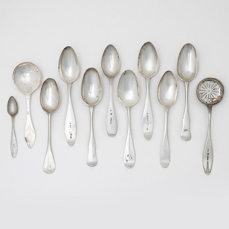 Skedar, 10 st och strösked, silver, Sverige, 1700/1800-tal.