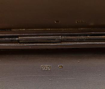 DOSA, silver och emalj, 1900-talets första hälft. Vikt ca 126 gram.