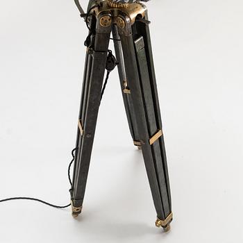 Golvlampa, bestående av olika delar från 1900-talet.