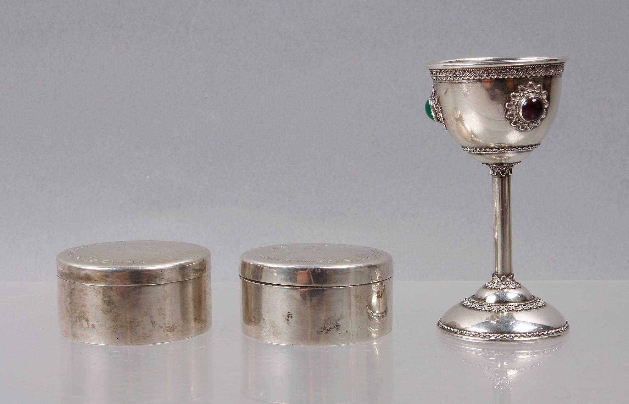 TOILETTEDOSOR ett par SAMT BÄGARE PÅ FOT, silver, bla Christian Brockmann, Karlstad 1858.