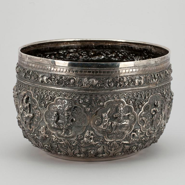 SKÅL, silver, troligen Indien. 1900-talets första hälft. Vikt 2067 g.
