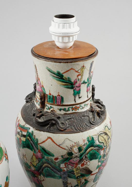 BORDSLAMPOR, 3 st, porslin, Kina och Japan, 1800- och 1900-tal.