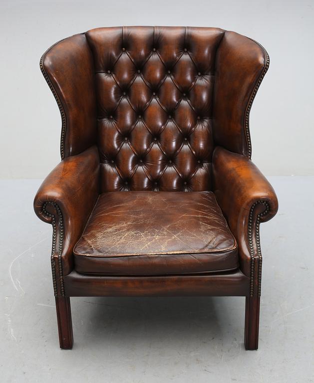 FÅTÖLJ, Chesterfield-modell, 1900-talets andra hälft.