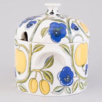 BIRGER KAIPIAINEN, a 69-pcs 'Paratiisi' tableware set for Arabia, latter half of the 20th Century.