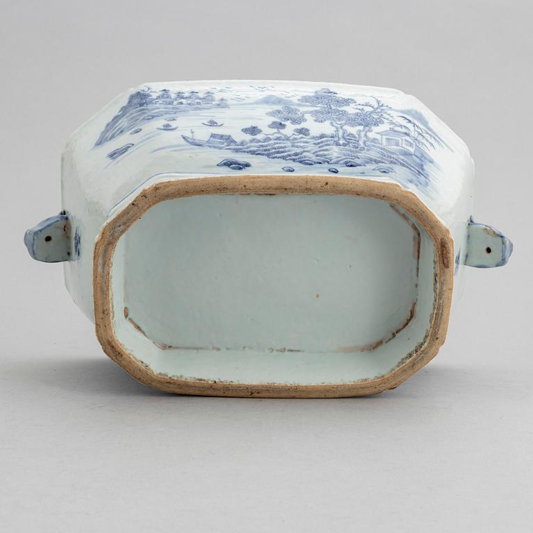 A blue and white export porcelain tureen with cover, Qing dynasty, Qianlong (1736-95).