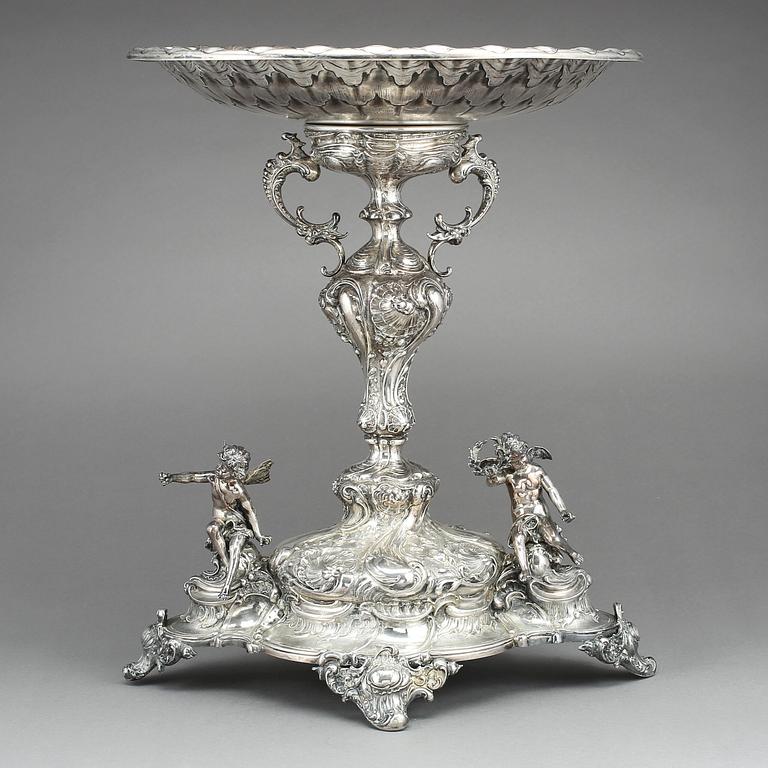 UPPSATSSKÅL, 830 silverhalt, C F Carlman, nyrokoko, Stockholm, 1891. Vikt ca 2560 g.