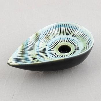 Lisa Larson, askfat och väggrelief ur serien "Harlekin" och ljusstake ur serien "Advent", Gustavsberg.