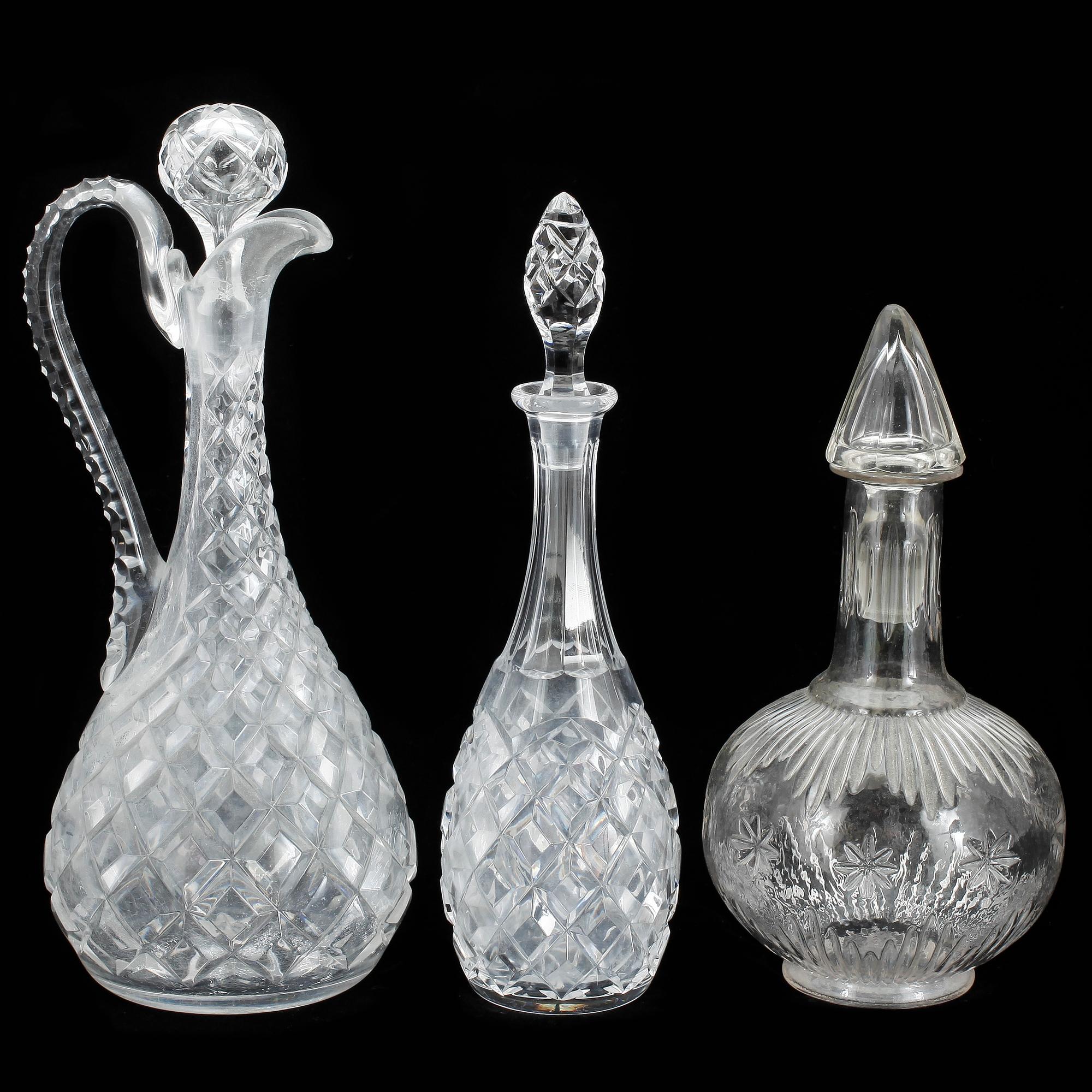 KARAFFER samt FLASKA, 9 st. Glas. 1900-tal.