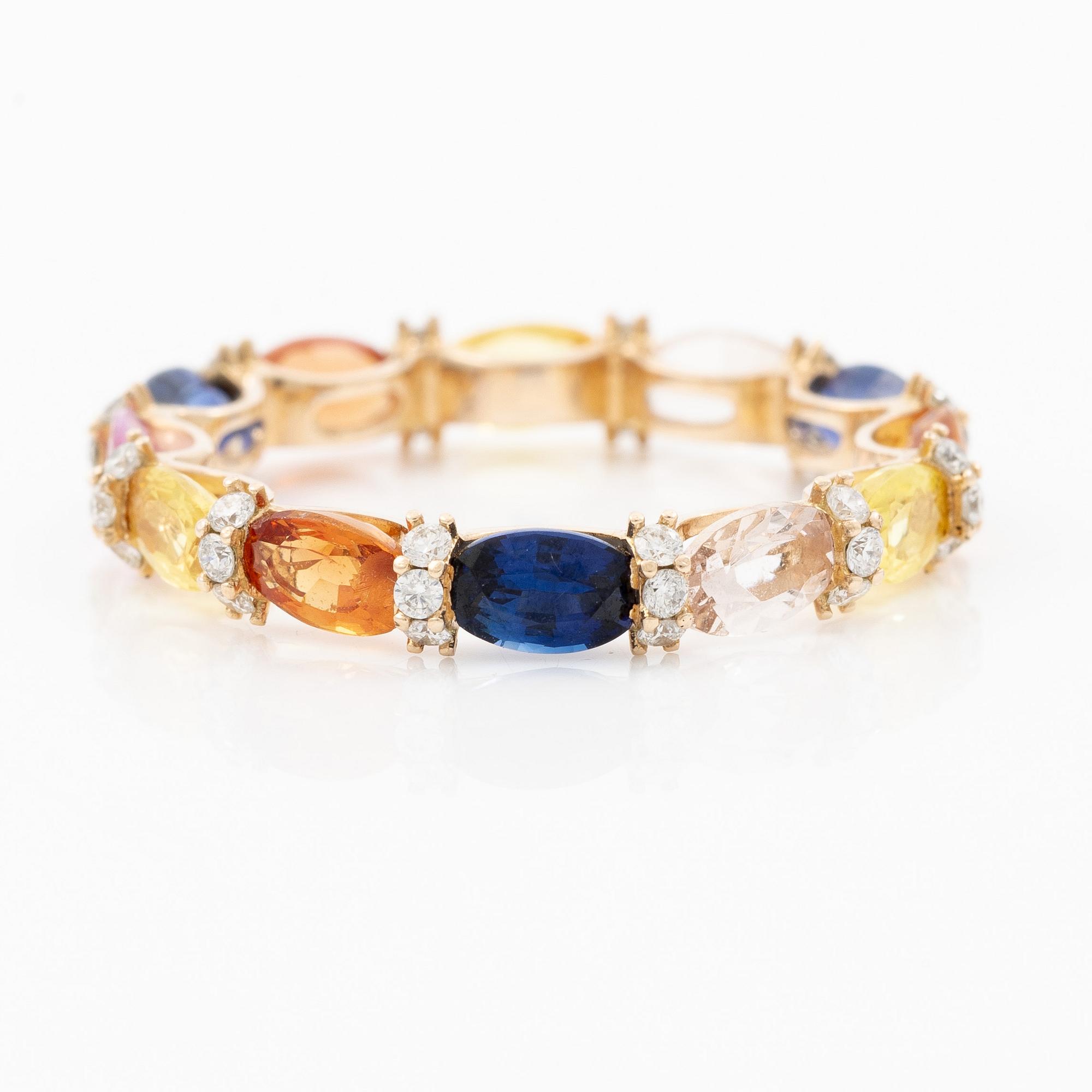 Ring in 14K gold with oval multi-coloured sapphires and small brilliant-cut diamonds.