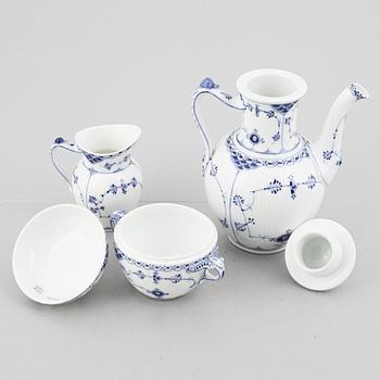 Royal Copenhagen, kaffeservis, 16 delar, porslin, "Musselmalet", Danmark, mestadels 1889-1922.
