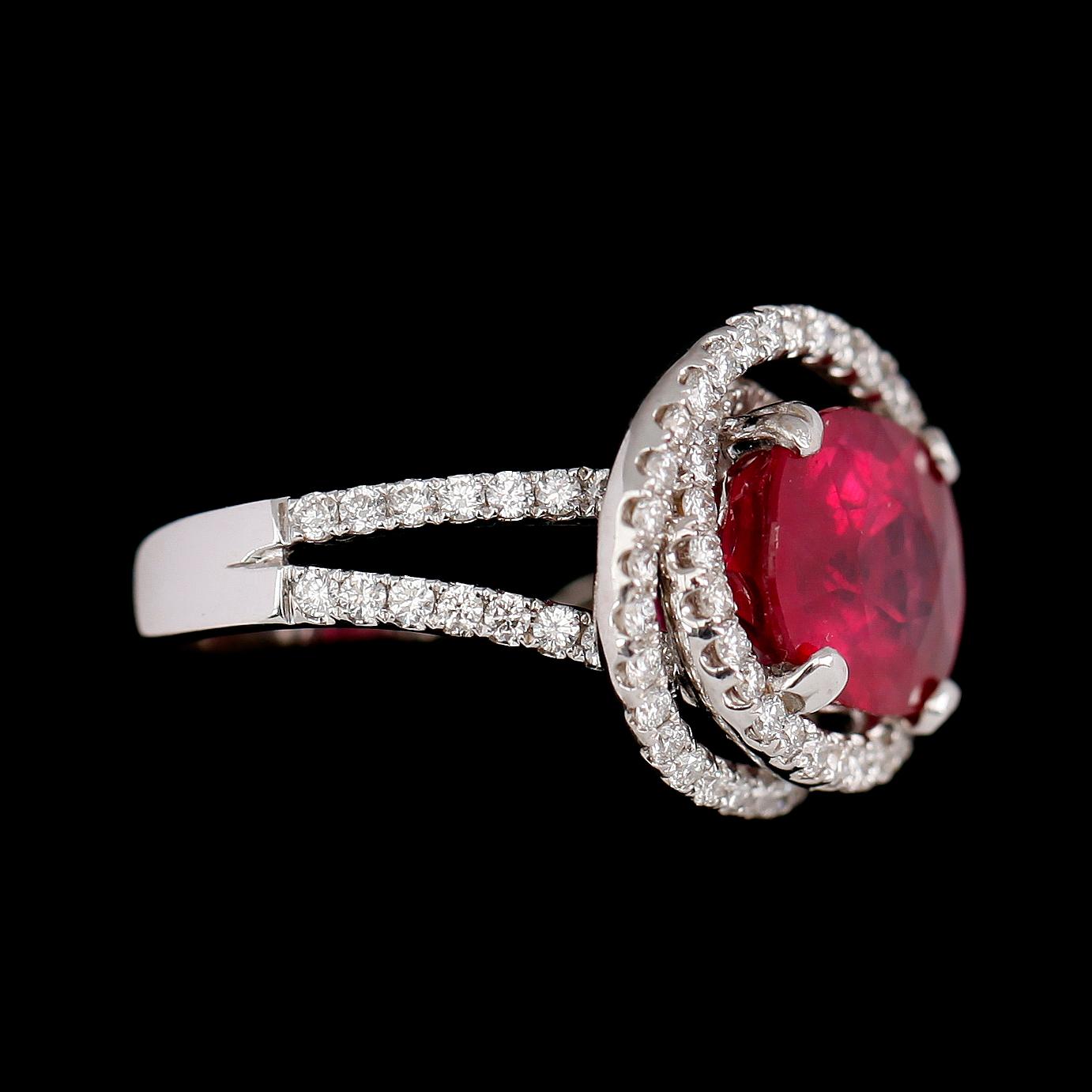 RING, 18 k vitguld, briljantslipade diamanter tot ca 0.84 ct. Rubin, glasfylld och möjligtvis syntetisk.
