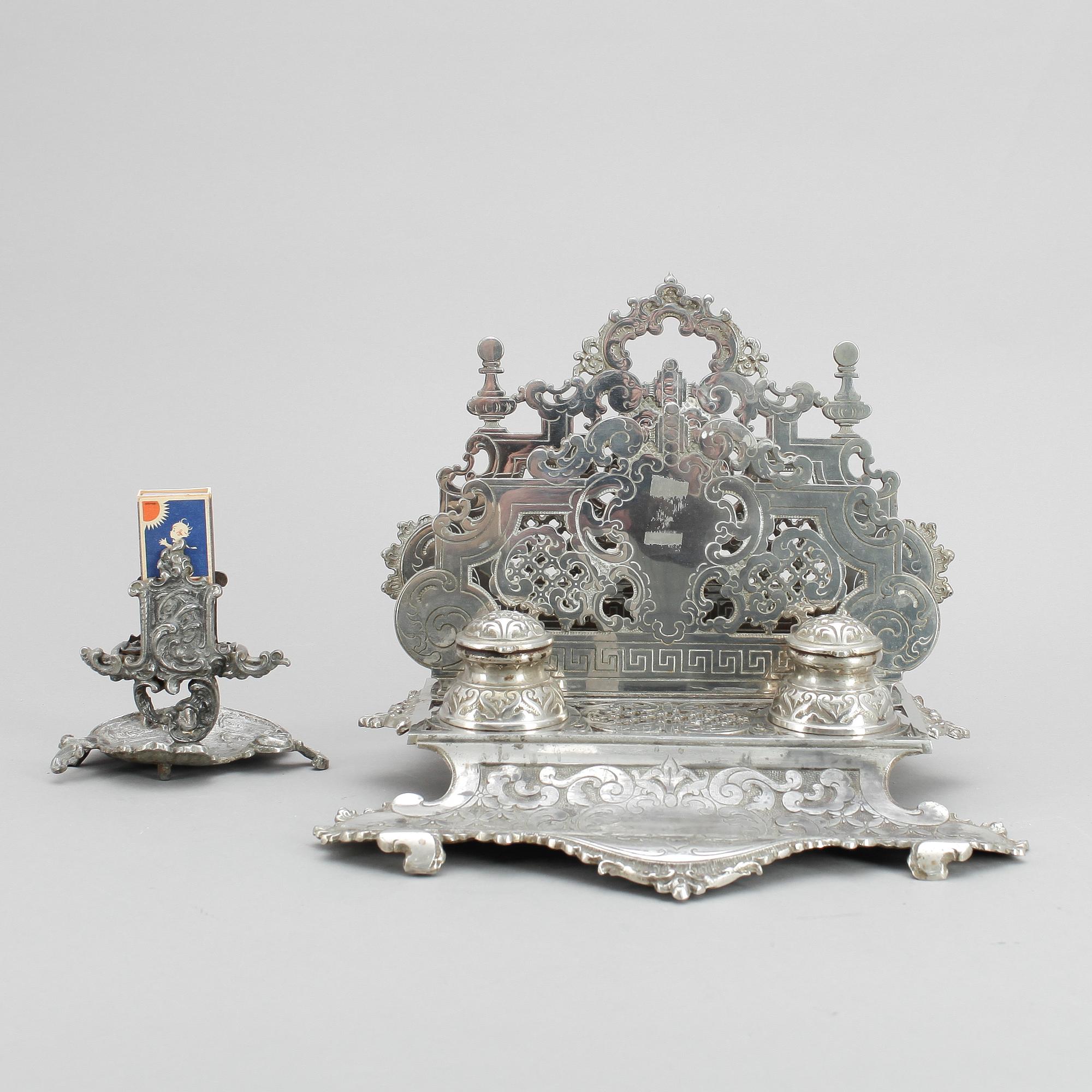 SKRIVSTÄLL samt TÄNDSTICKSHÅLLARE, gjutgods, omkring 1900.