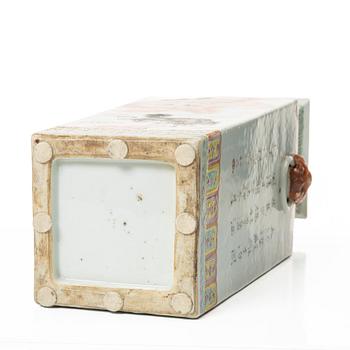 A large Chinese famille rose porcelain vase, late Qing dynasty / early 1900s.