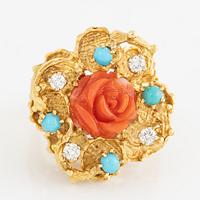 Ring, 18K guld med skuren korall i form av ros, turkoser och briljantslipade diamanter.