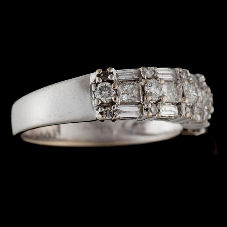 RING, 14K vitguld, briljant- baguette- och prinsesslipade diamanter. Vikt ca 3,8 g.