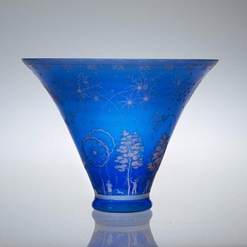 An Edward Hald engraved glass bowl, Orrefors 1945.