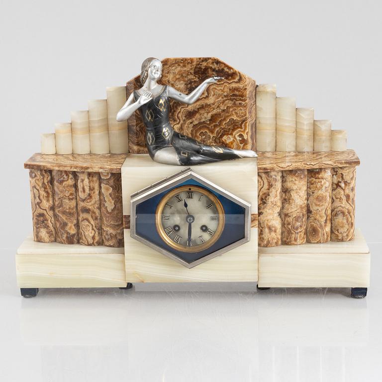 An Art Déco mantle clock, 1920's.