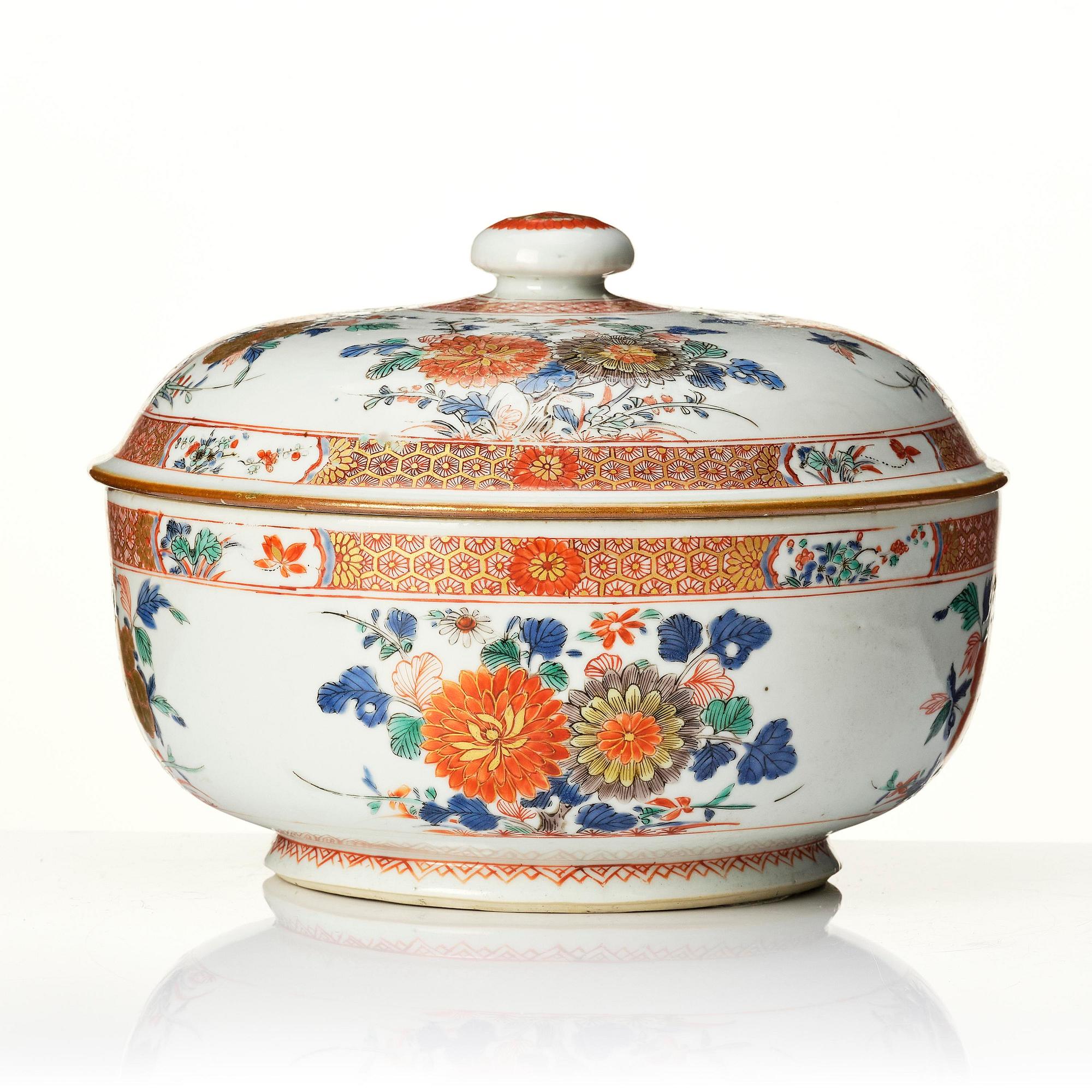 Terrin med lock, porslin. Qingdynastin, Kangxi (1662-1722).
