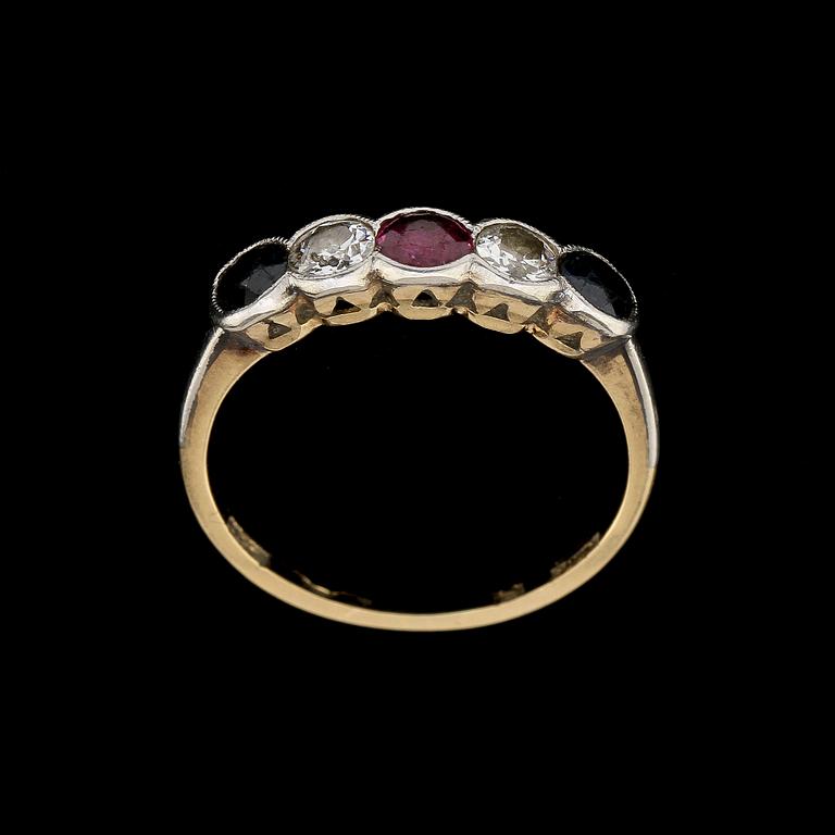 RING, 18k guld med en rubin, 2 blå safirer samt 2 gammalslipade diamanter. Gustav Dahlgren & Co, Malmö. Vikt 2 g.