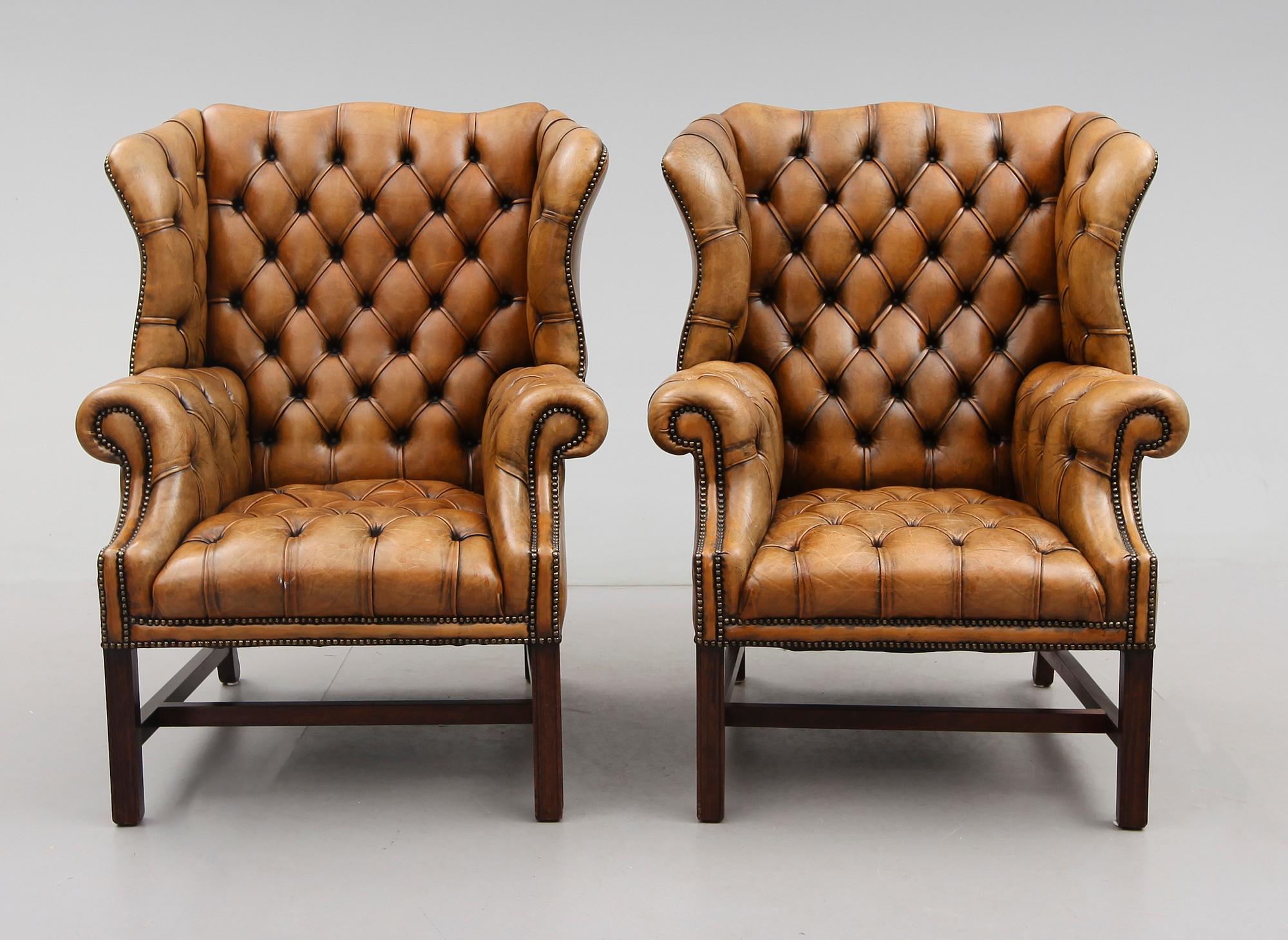 ÖRONLAPPSFÅTÖLJER, 1 par, 1900-talets andra hälft.