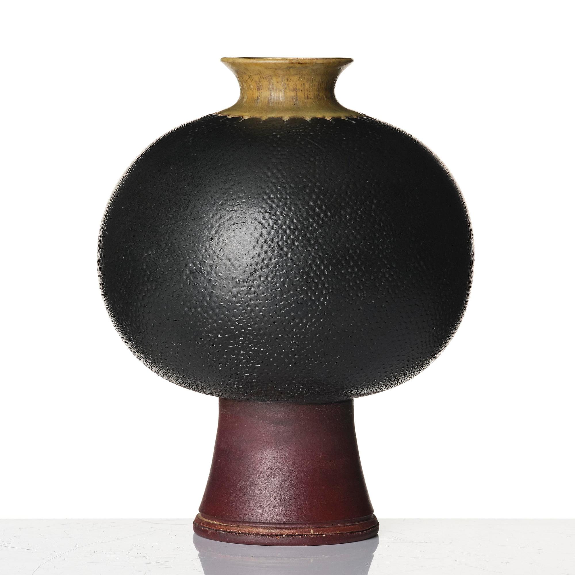 Wilhelm Kåge, a "Farsta" stoneware vase, Gustavsberg Studio 1955.
