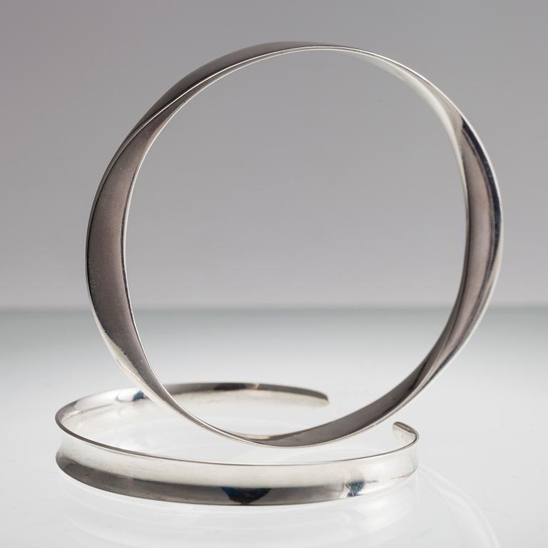 ARMRINGAR 2 st, silver, E. Granit 1962 samt med utländska stämplar. Vikt 32,7 cm.