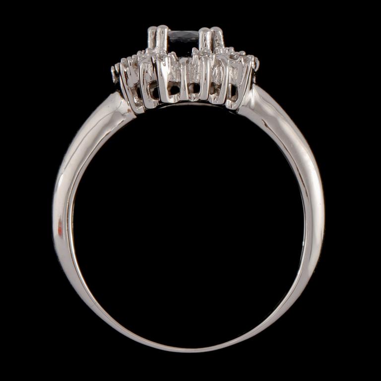 RING, 18k vitguld med 10 åttkantslipade diamanter tot 0.05 ct samt blå safir, Iduna AB, 2000-tal. Vikt 5 g.