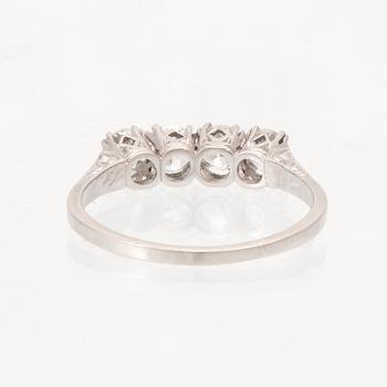 Ring platina med runda briljantslipade samt gammalslipade diamanter, troligen Gunnar Fahlström, Stockholm 1947.