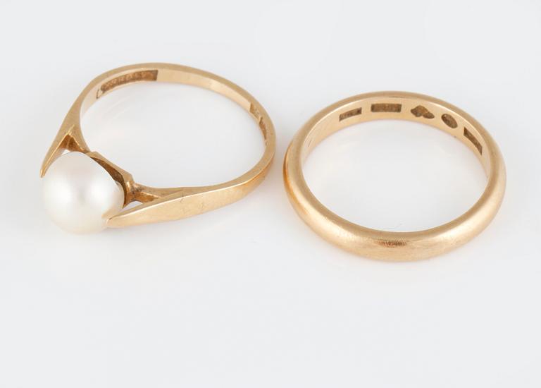 RINGAR 2 st, 18K guld med odlad pärla, kattfotstämplade. Vikt 5,5 gram.
