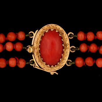 COLLIER, korallpärlor, lås 18k guld med korall, trol omkring 1800/1900.