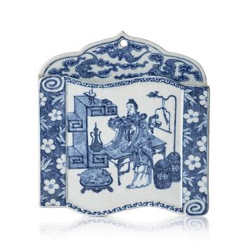 888. A blue and white wall vase, Qing dynasty, 19th century.