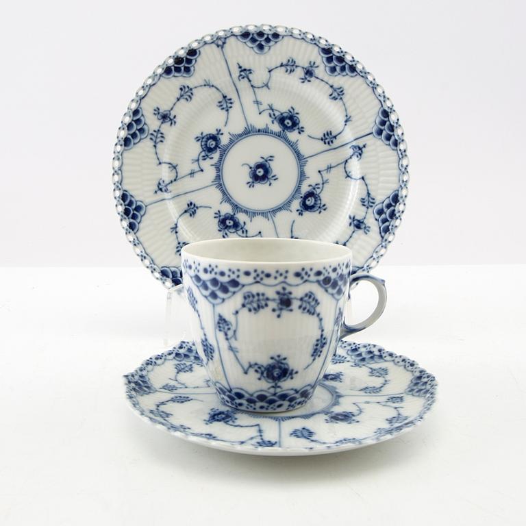 Service 32 pcs "Musselmalet" whole and half lace Royal Copenhagen Denmark 1974-1999 porcelain.