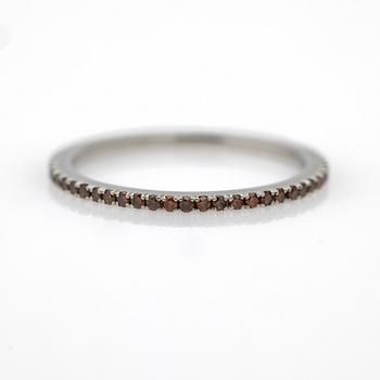 Ring, platinum with brown diamonds.