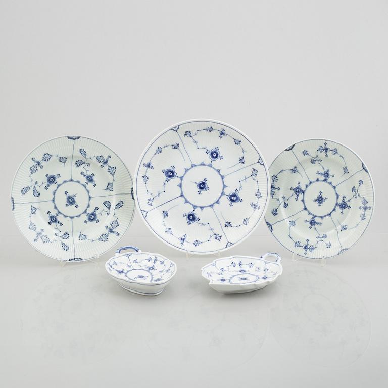 A group of six dishes, "Blue Fluted" / "Musselmalet", Royal Copenhagen, around 1800 and later.