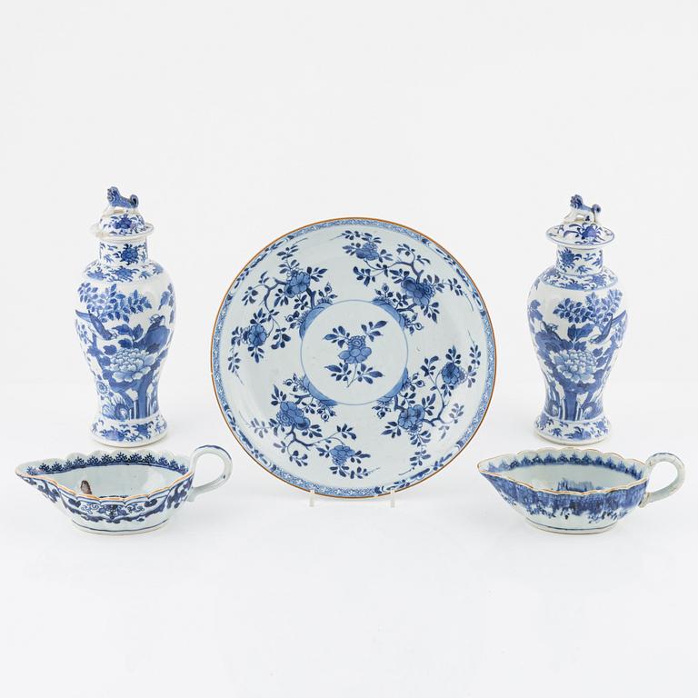 Vaser, ett par, Kina, Kangxi-stil, 1800-tal, Såssnipor, ett par, 17/1800-tal, samt ett fat, Kina, Qianlong (1736-95).