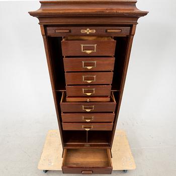 An early 1900s oak cabinet from Åtvidaberg.