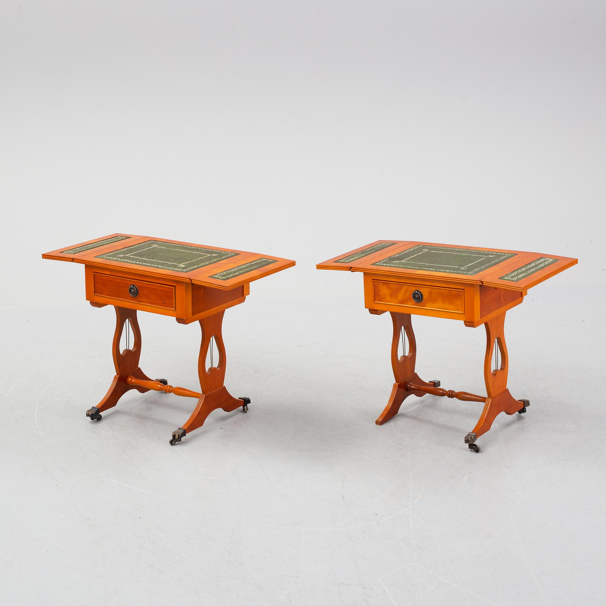 A pair of side tables width drop leaves from Schelco, end of the 20th Century.