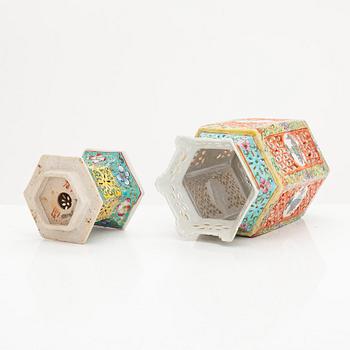 Lyktor, 2 st, porslin, Kina 1900-talets mitt.